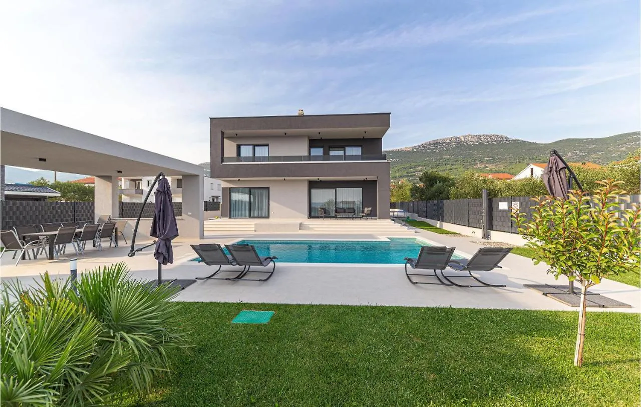 Lovely Home In Kastel Stari With Kitchen Kastela