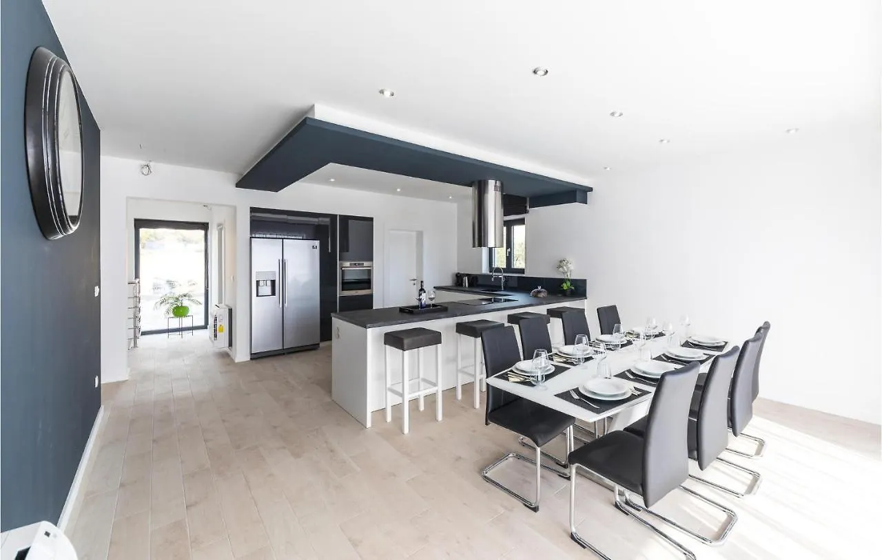 Lovely Home In Kastel Stari With Kitchen Kastela
