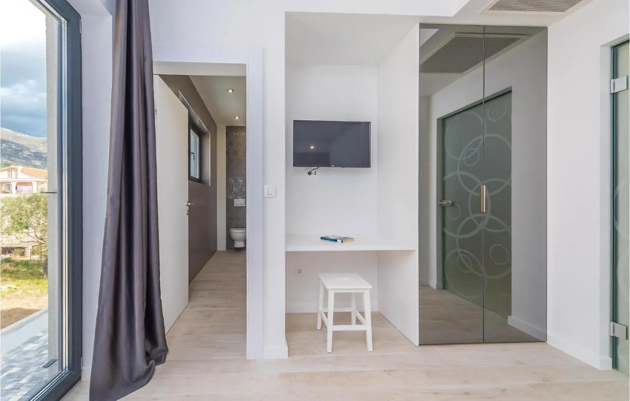 Holiday home Lovely Home In Kastel Stari With Kitchen Kastela